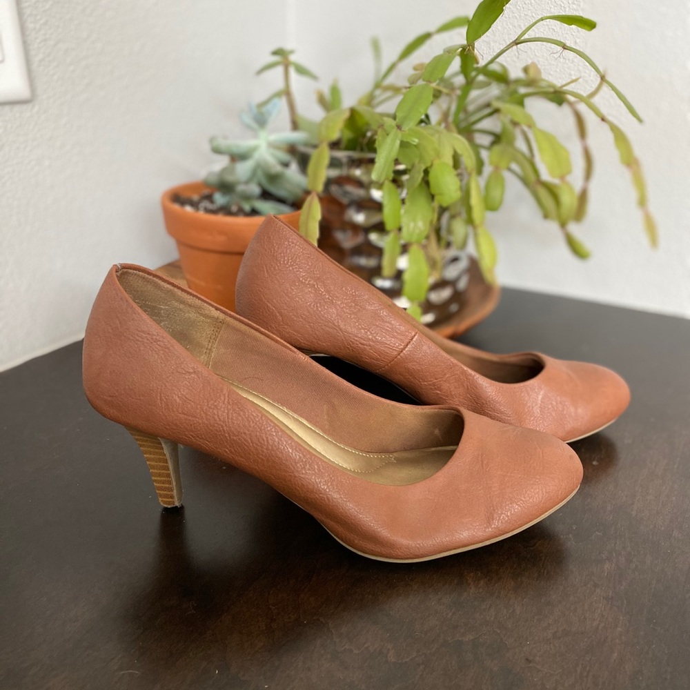 Tan Comfort by Predictions Every Day Pumps